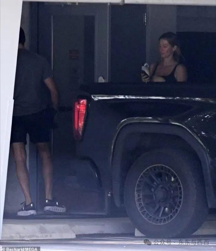 终于拍到她与小8岁男友情人节约会，换男友后她真是容光焕发