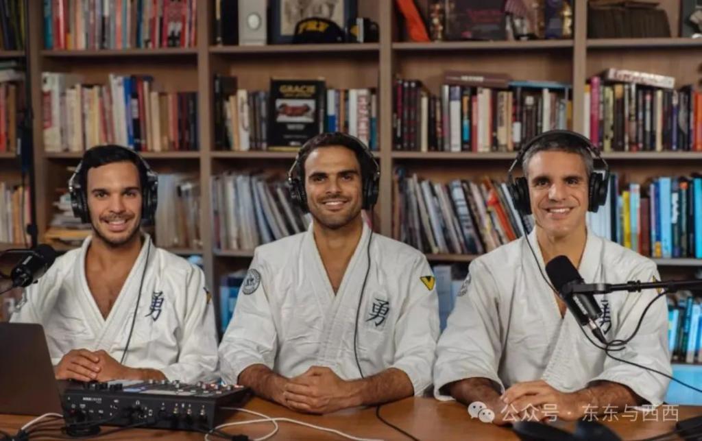 终于拍到她与小8岁男友情人节约会，换男友后她真是容光焕发