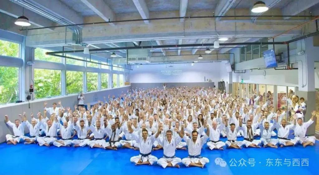 终于拍到她与小8岁男友情人节约会，换男友后她真是容光焕发