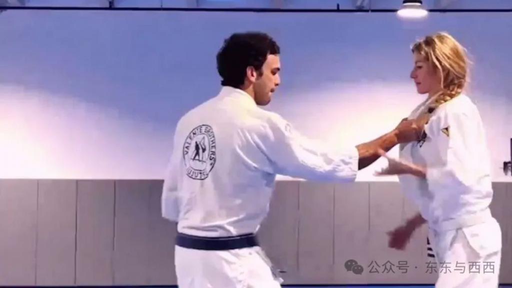 终于拍到她与小8岁男友情人节约会，换男友后她真是容光焕发