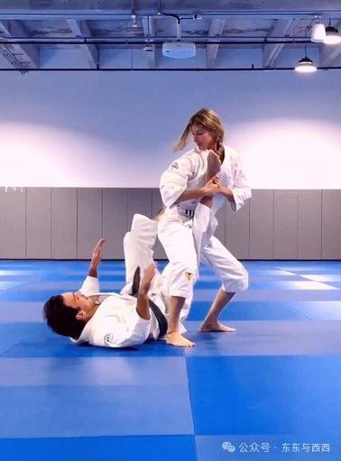 终于拍到她与小8岁男友情人节约会，换男友后她真是容光焕发