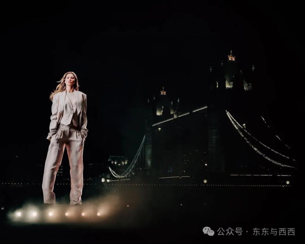 终于拍到她与小8岁男友情人节约会，换男友后她真是容光焕发