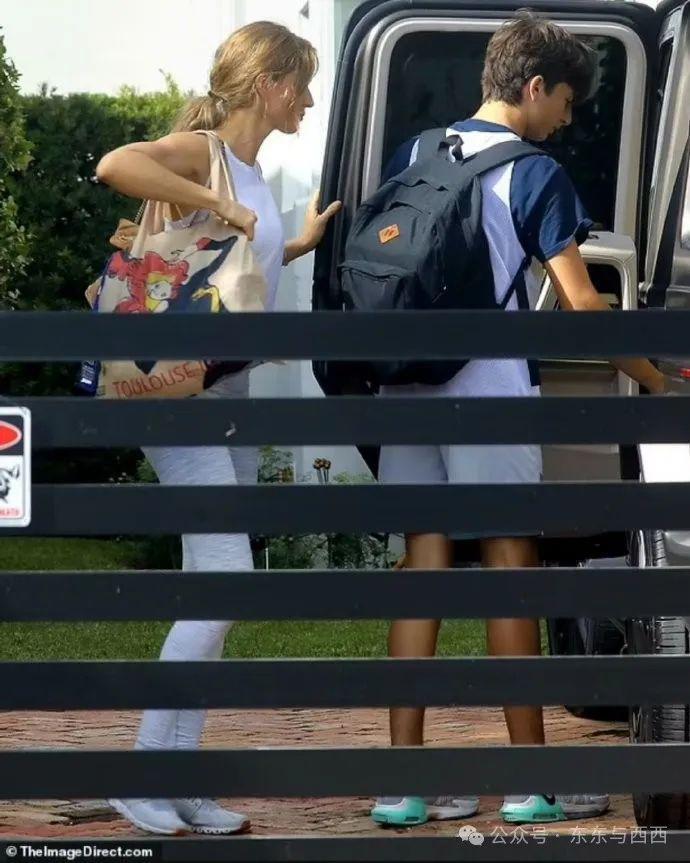 终于拍到她与小8岁男友情人节约会，换男友后她真是容光焕发