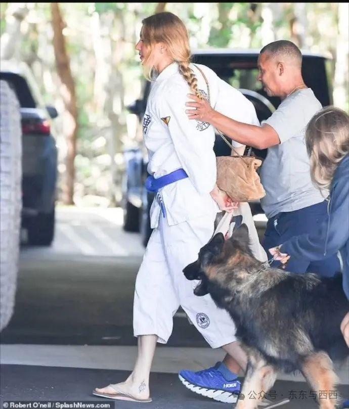 终于拍到她与小8岁男友情人节约会，换男友后她真是容光焕发