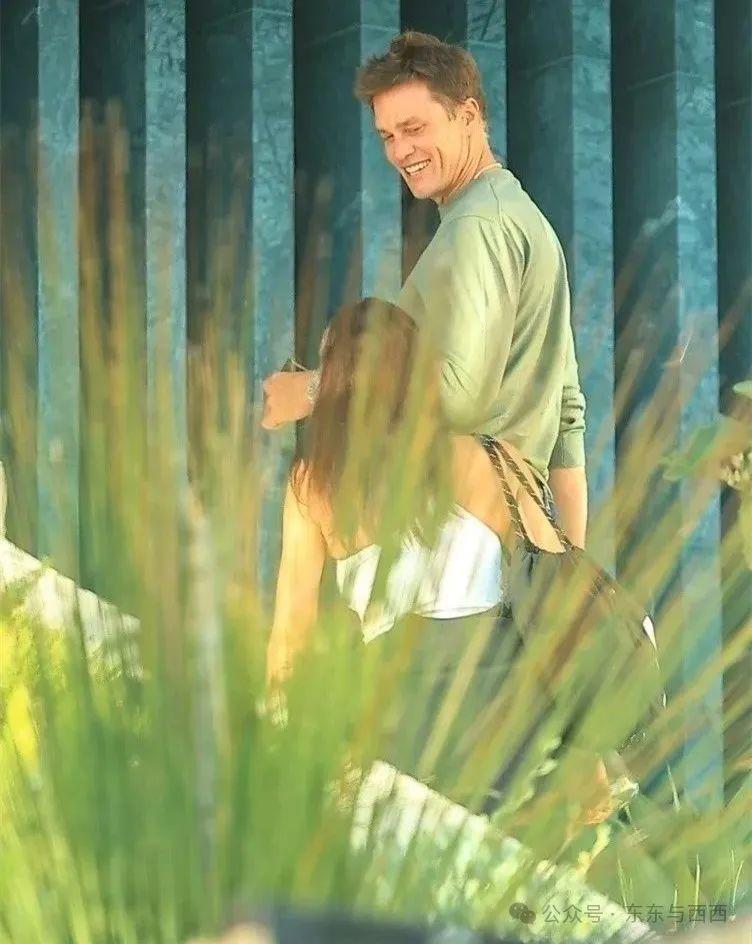 终于拍到她与小8岁男友情人节约会，换男友后她真是容光焕发