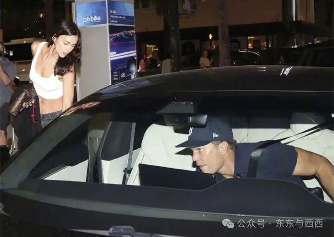 终于拍到她与小8岁男友情人节约会，换男友后她真是容光焕发