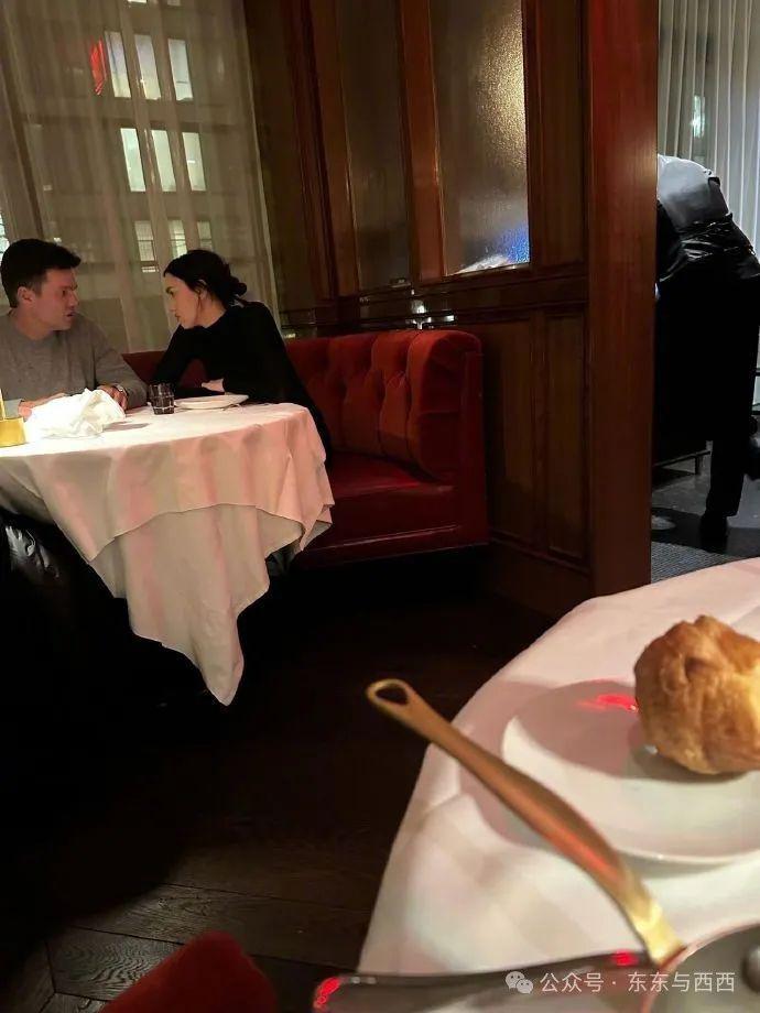 终于拍到她与小8岁男友情人节约会，换男友后她真是容光焕发