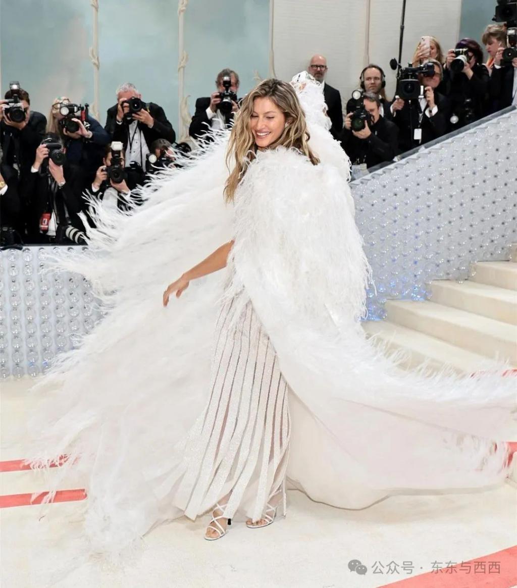 终于拍到她与小8岁男友情人节约会，换男友后她真是容光焕发