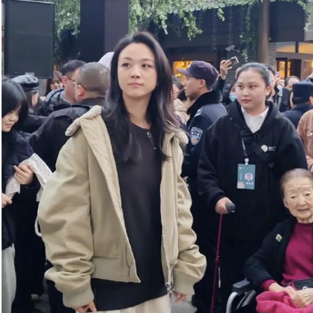 汤唯、全智贤机场出发，同样是素颜，气质截然不同