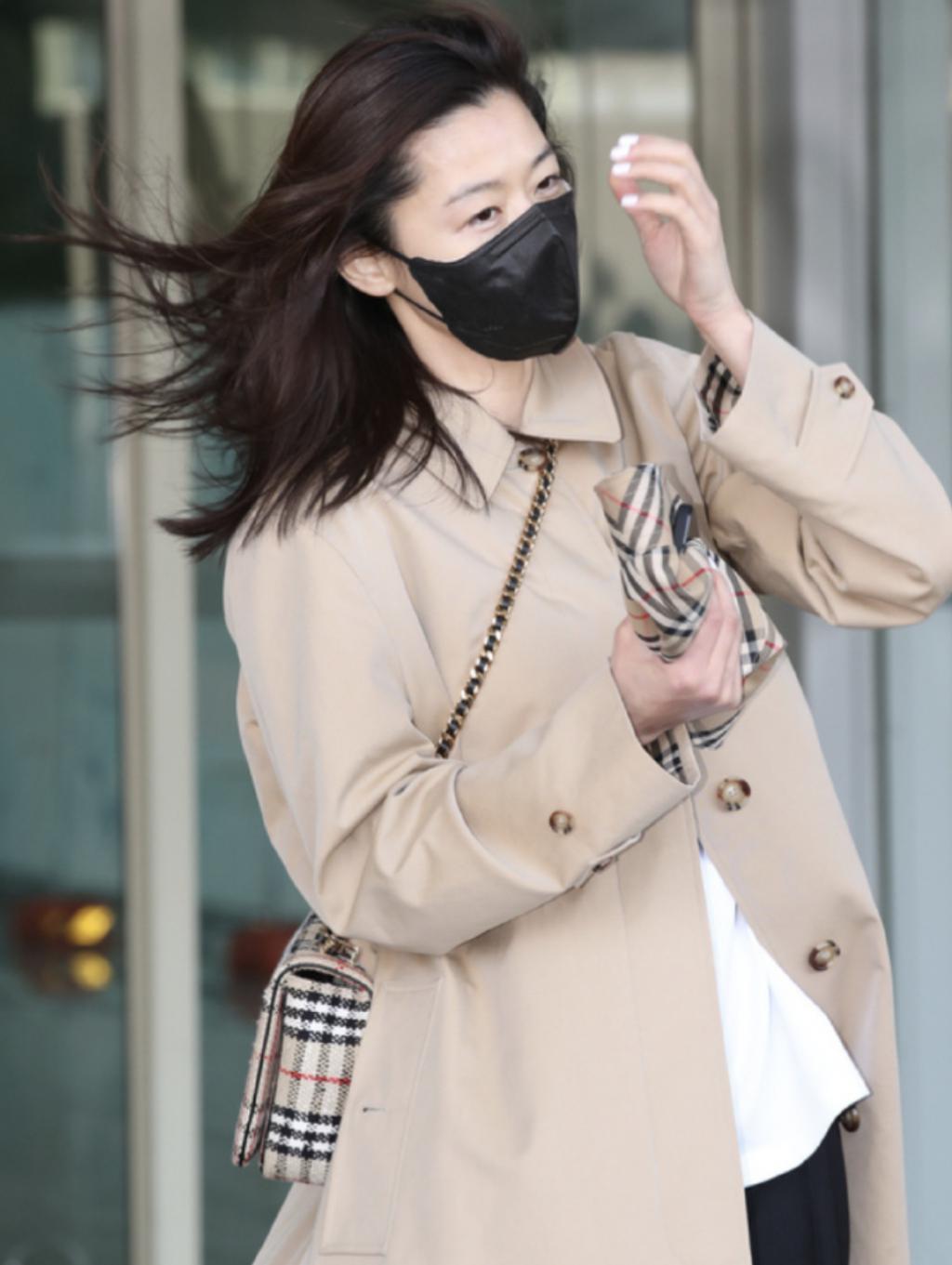 汤唯、全智贤机场出发，同样是素颜，气质截然不同