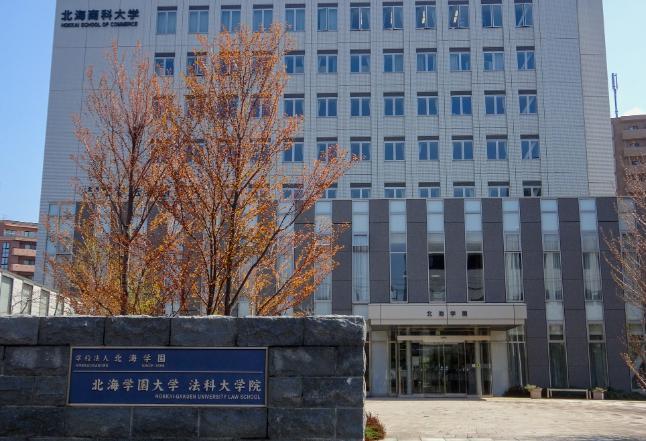 日本出现大批“高学历难民”，25岁空姐转职失败直接沦落到领救济餐度日