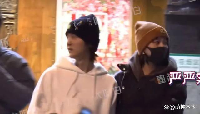 鹿晗关晓彤聚餐被拍，男方打扮低调，女方背十几万包包