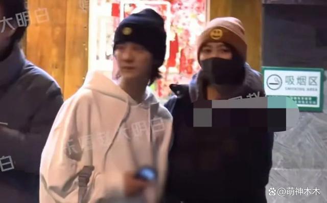 鹿晗关晓彤聚餐被拍，男方打扮低调，女方背十几万包包