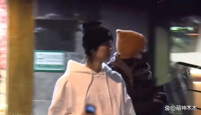 鹿晗关晓彤聚餐被拍，男方打扮低调，女方背十几万包包