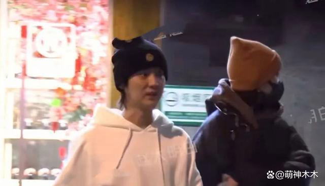 鹿晗关晓彤聚餐被拍，男方打扮低调，女方背十几万包包