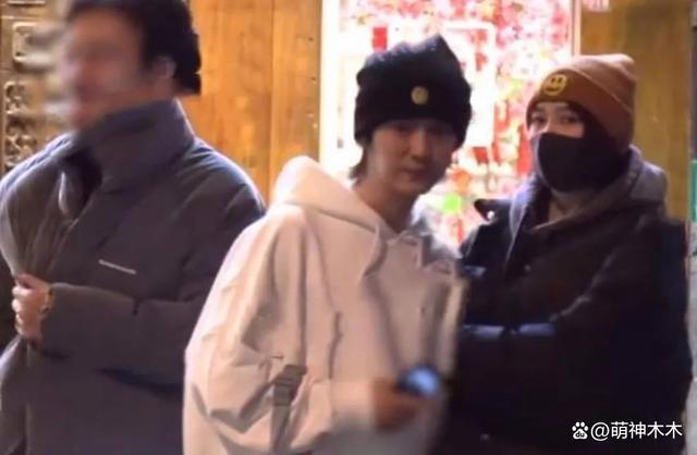 鹿晗关晓彤聚餐被拍，男方打扮低调，女方背十几万包包