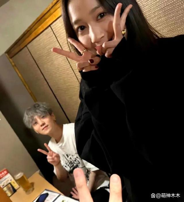 鹿晗关晓彤聚餐被拍，男方打扮低调，女方背十几万包包