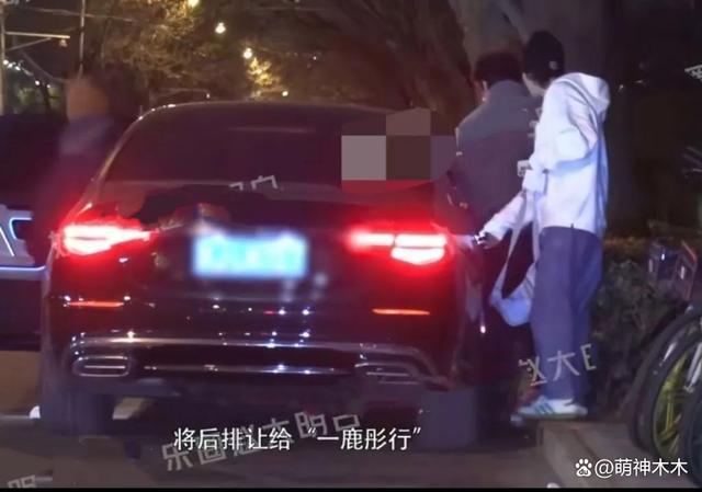 鹿晗关晓彤聚餐被拍，男方打扮低调，女方背十几万包包