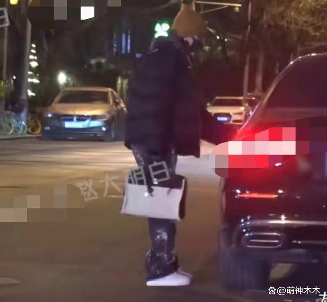 鹿晗关晓彤聚餐被拍，男方打扮低调，女方背十几万包包