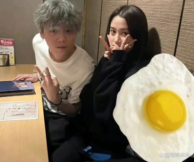 鹿晗关晓彤聚餐被拍，男方打扮低调，女方背十几万包包