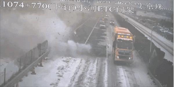 750℃“吹雪车”高速公路作业：“12级台风”吹光路面积雪
