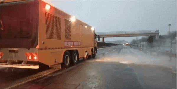 750℃“吹雪车”高速公路作业：“12级台风”吹光路面积雪
