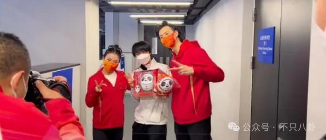 好劲爆！用个人账号自曝黑料还涉嫌犯罪，这是要彻底塌房了吗？