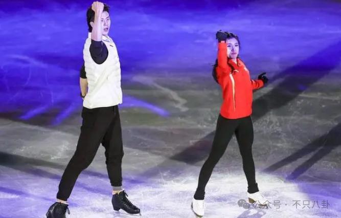 好劲爆！用个人账号自曝黑料还涉嫌犯罪，这是要彻底塌房了吗？