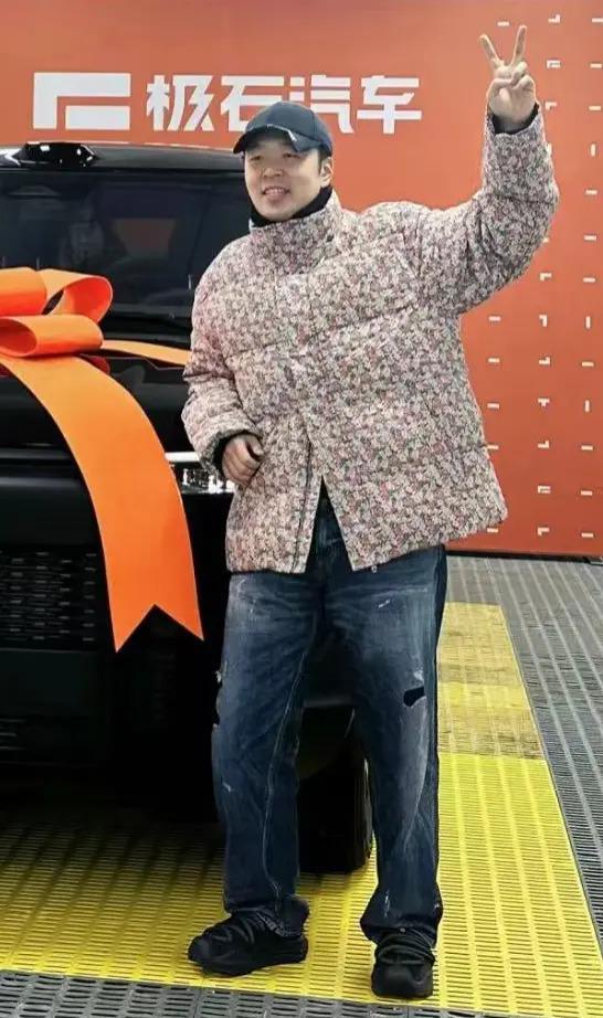 杜海涛穿花棉袄破洞裤带妈妈买车被偶遇，花35万买国产车