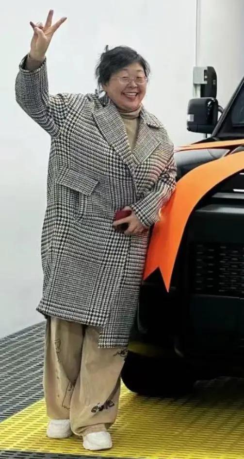 杜海涛穿花棉袄破洞裤带妈妈买车被偶遇，花35万买国产车