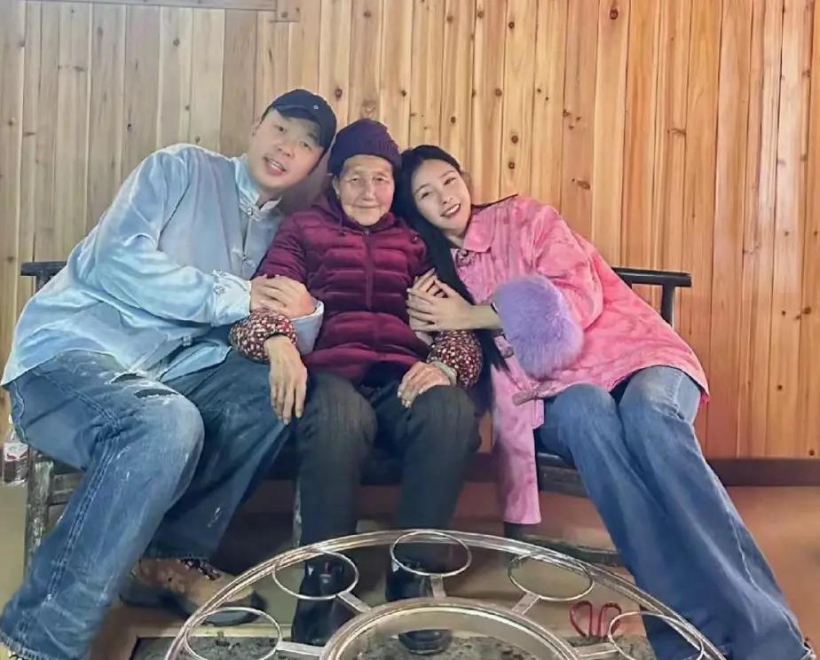 杜海涛穿花棉袄破洞裤带妈妈买车被偶遇，花35万买国产车