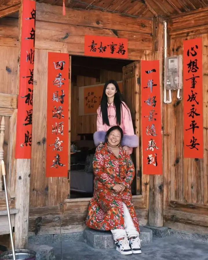 杜海涛穿花棉袄破洞裤带妈妈买车被偶遇，花35万买国产车