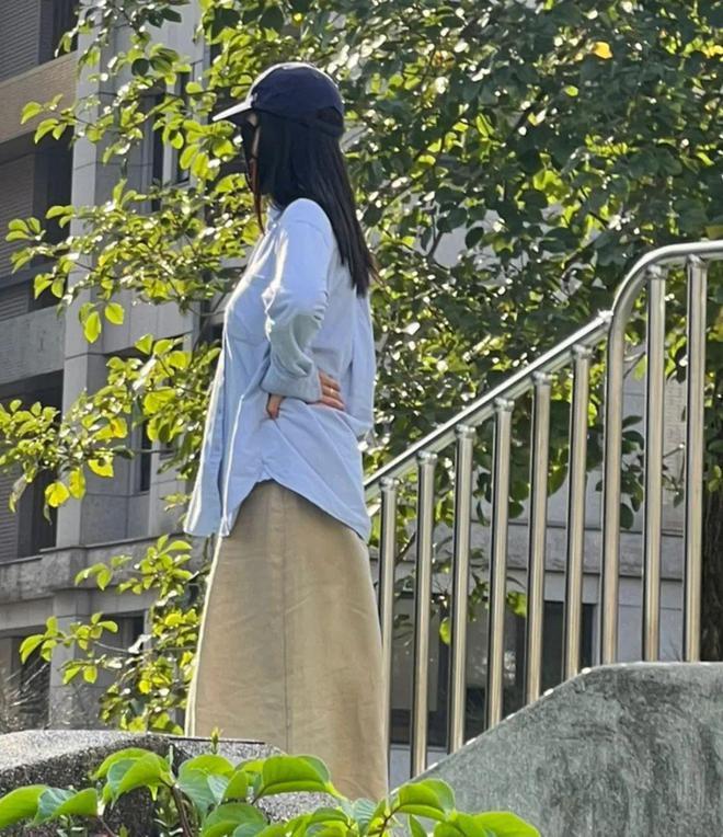 高圆圆台北被偶遇，独自带娃散步，穿平价衣服未见赵又廷