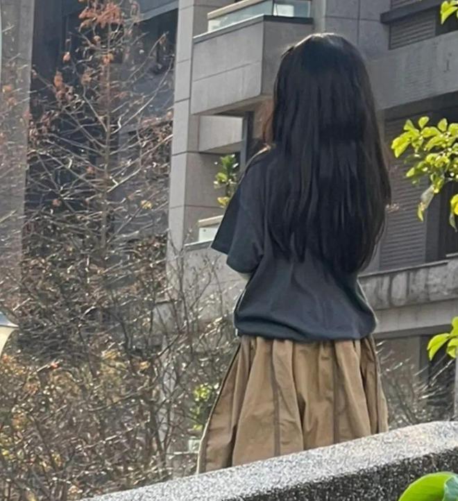 高圆圆台北被偶遇，独自带娃散步，穿平价衣服未见赵又廷