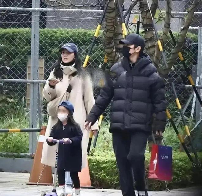 高圆圆台北被偶遇，独自带娃散步，穿平价衣服未见赵又廷