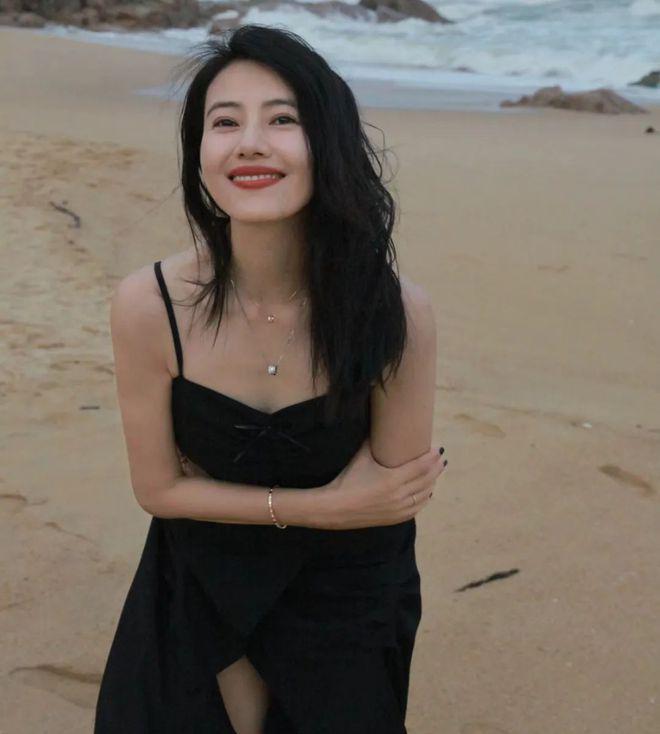 高圆圆台北被偶遇，独自带娃散步，穿平价衣服未见赵又廷