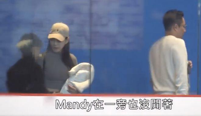 汪小菲春节陪女儿溜冰，女儿与新女友相处融洽像一家三口