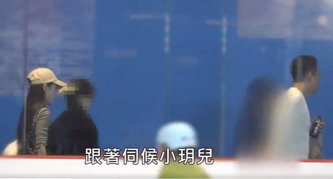 汪小菲春节陪女儿溜冰，女儿与新女友相处融洽像一家三口