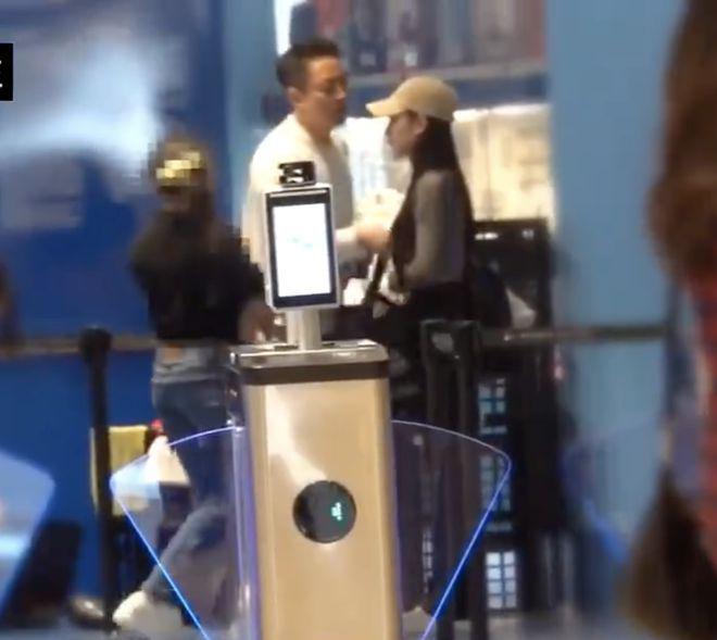 汪小菲春节陪女儿溜冰，女儿与新女友相处融洽像一家三口