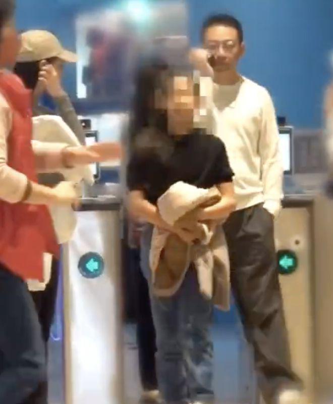 汪小菲春节陪女儿溜冰，女儿与新女友相处融洽像一家三口