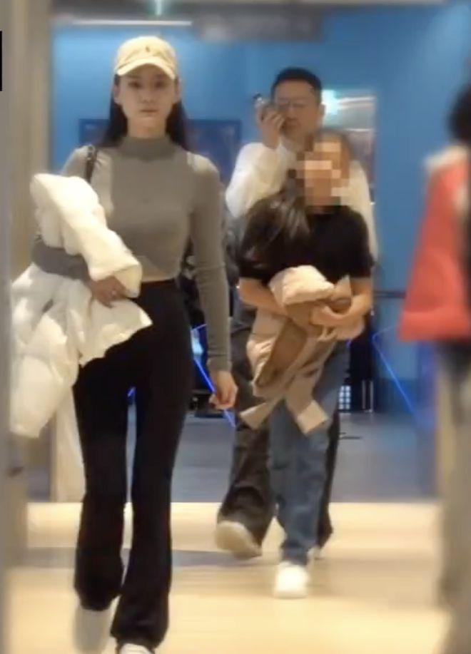 汪小菲春节陪女儿溜冰，女儿与新女友相处融洽像一家三口