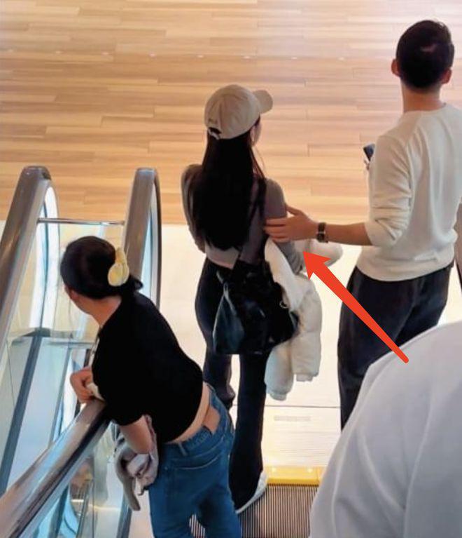 汪小菲春节陪女儿溜冰，女儿与新女友相处融洽像一家三口