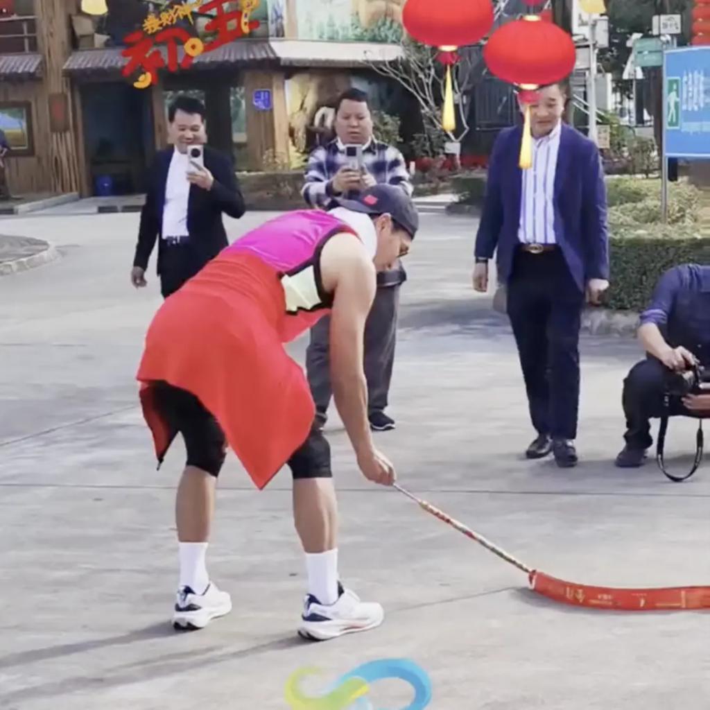 曝何家劲已秘密结婚！一家三口合照曝光，劲嫂肤白女儿可爱
