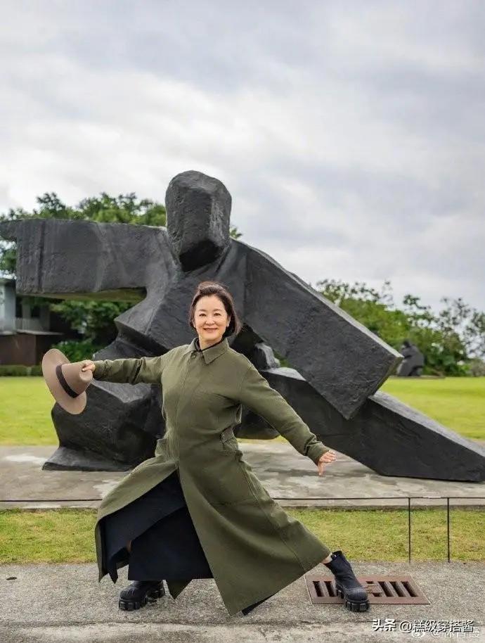 林青霞一家五口全家福，三个女儿完全绕开了她的优良基因