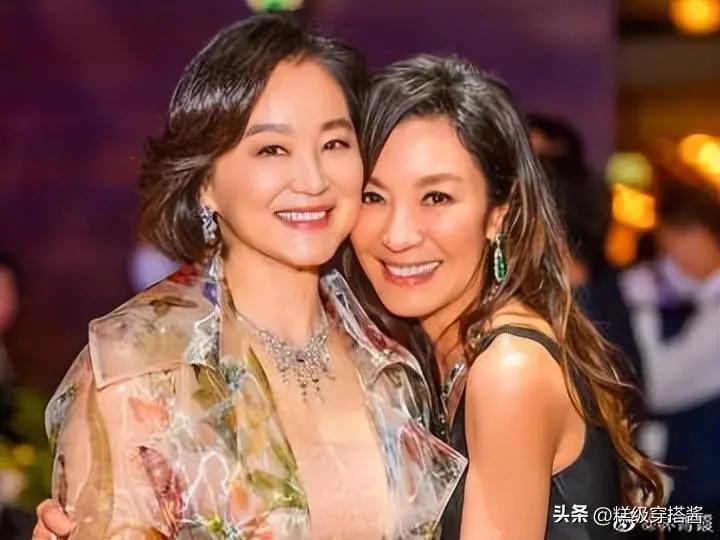 林青霞一家五口全家福，三个女儿完全绕开了她的优良基因