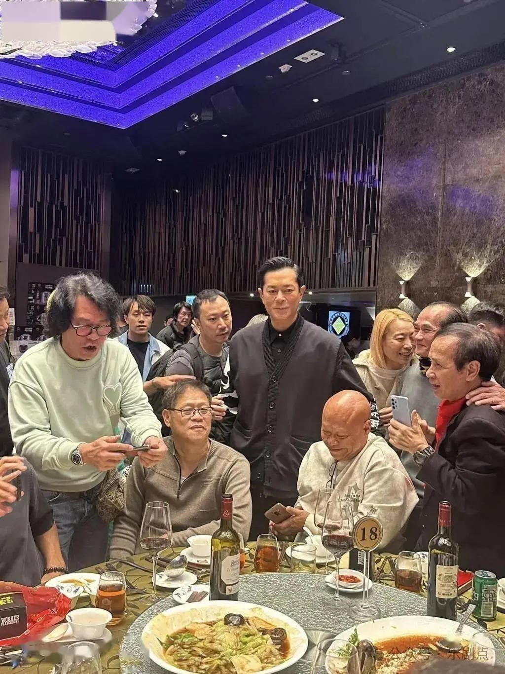 成龙出席香港武打明星新年聚会！神采飞扬超冻龄