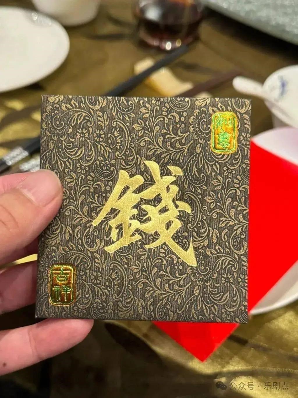 成龙出席香港武打明星新年聚会！神采飞扬超冻龄