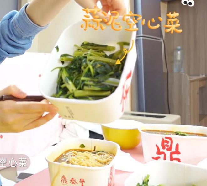明星剧组伙食揭秘！景甜太丰盛，张予曦妈妈跟组做饭