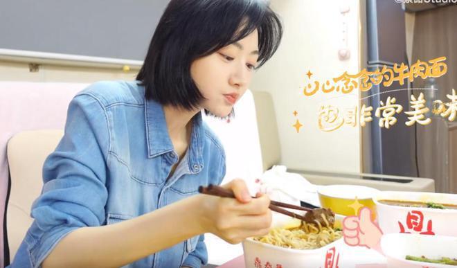 明星剧组伙食揭秘！景甜太丰盛，张予曦妈妈跟组做饭