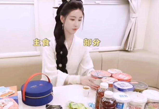 明星剧组伙食揭秘！景甜太丰盛，张予曦妈妈跟组做饭